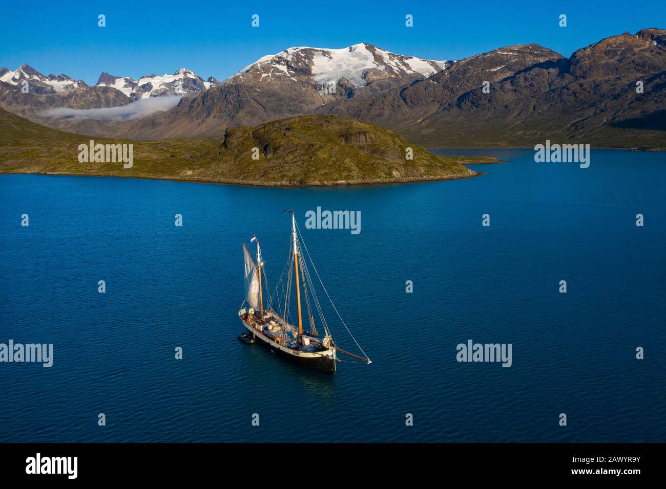 Schiff in sonniger abgelegener blauer Disko-Bucht Westgrönland Stockfoto