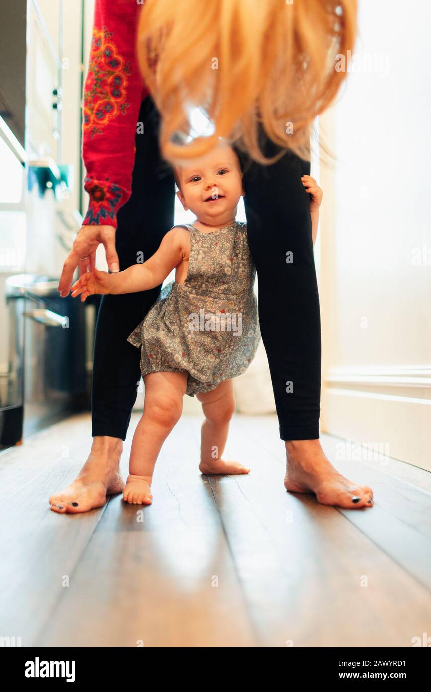 Mutter und niedliche Tochter stehen auf dem Flur Stockfoto