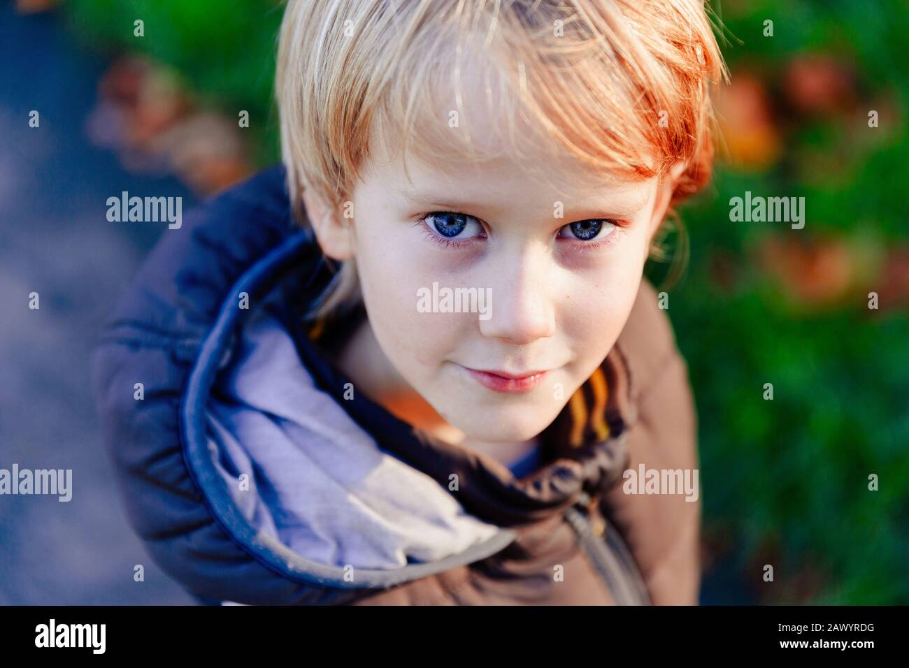 Portrait selbstbewusster Junge mit blondem Haar und blauen Augen Stockfoto