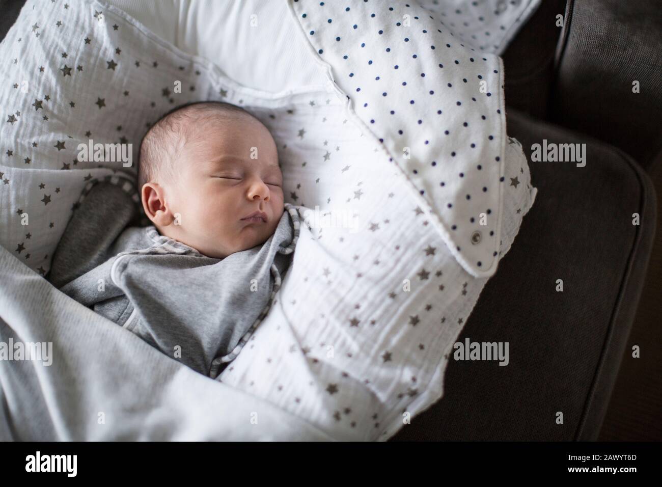 Müde Neugeborene schlafen in der Fagotte Stockfoto