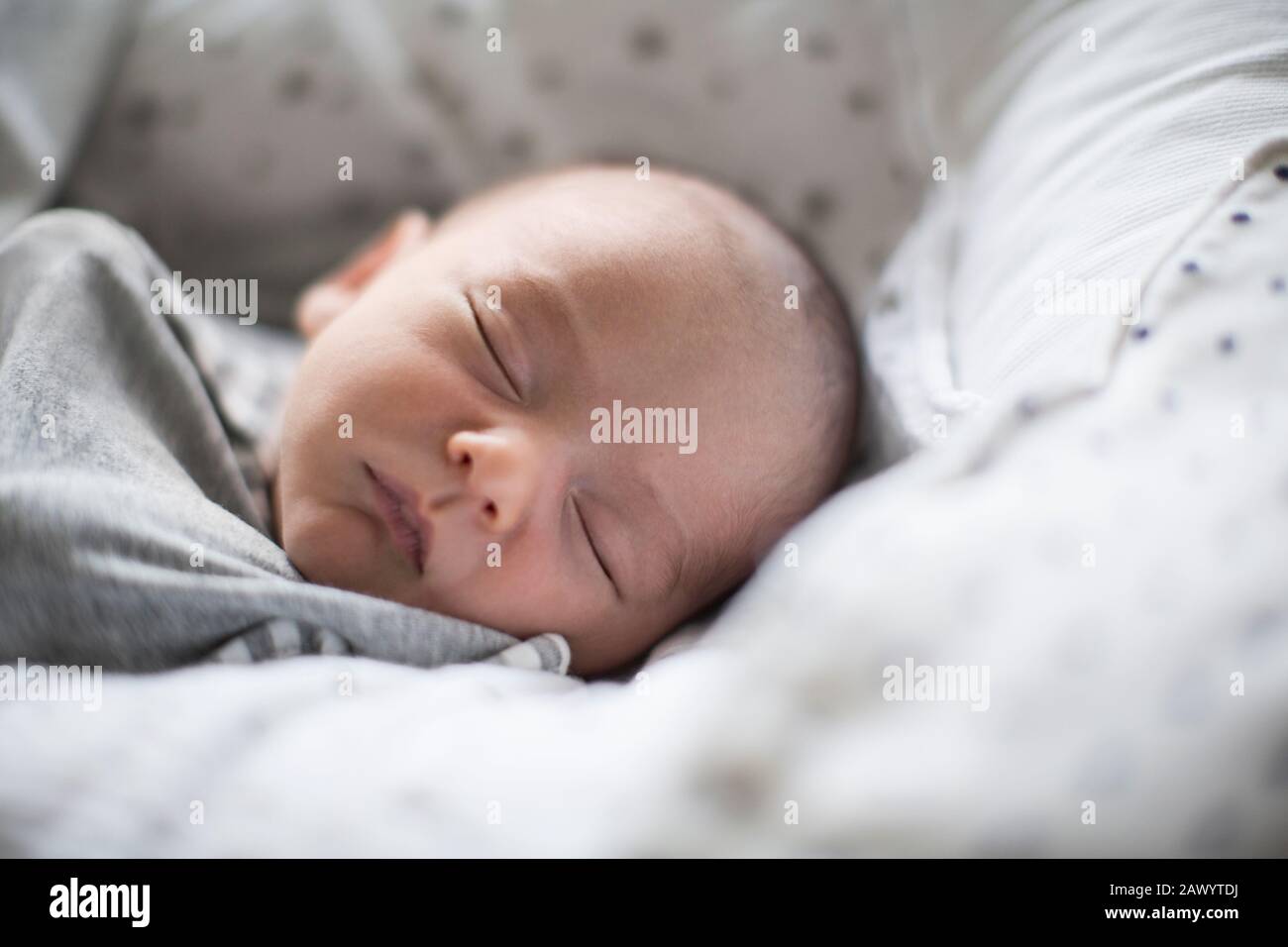 Nahaufnahme des müden Neugeborenen, der schläft Stockfoto