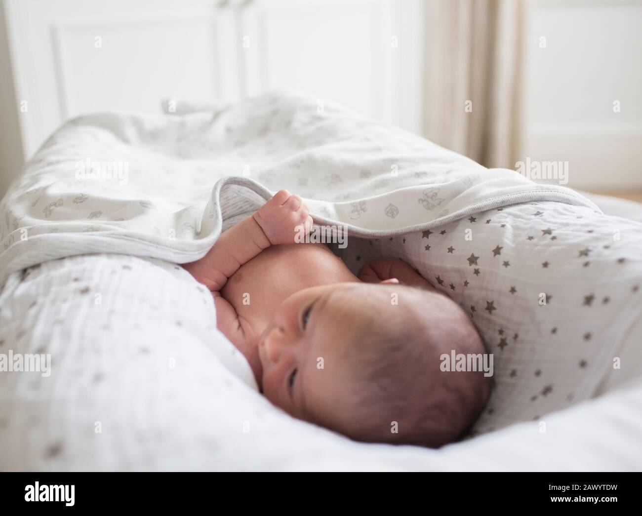 Neugeborenes Baby, das in der Fagotte liegt Stockfoto