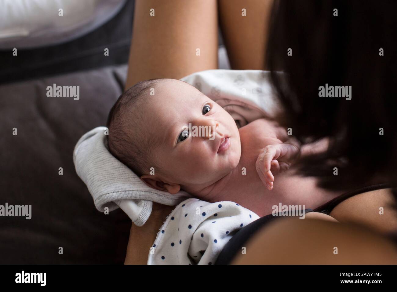 Mutter, die niedlichen neugeborenen Sohn umschlindet Stockfoto