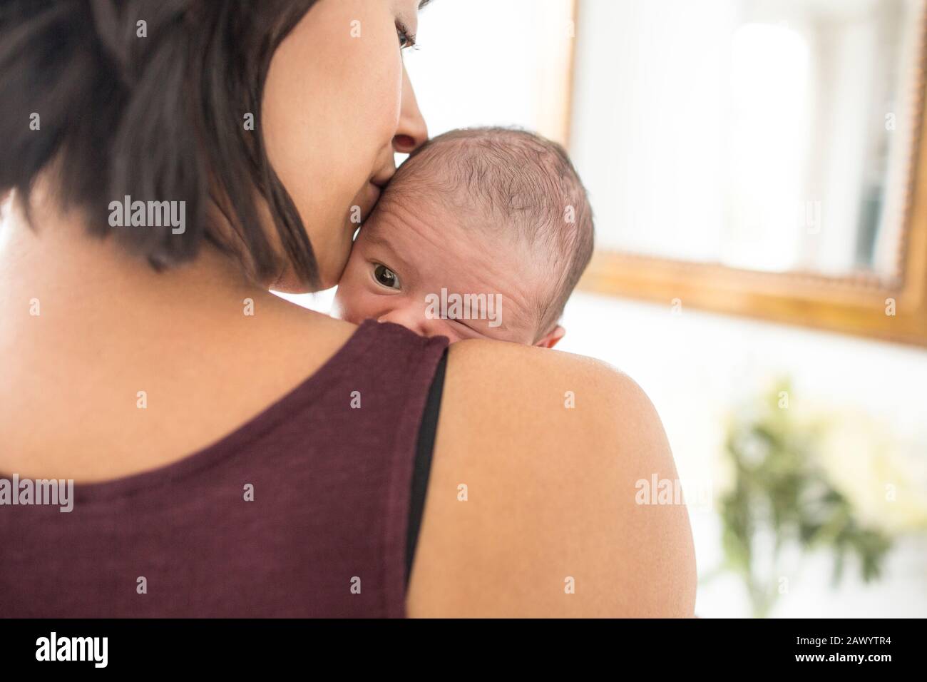 Mutter, die einen neugeborenen Sohn hält Stockfoto