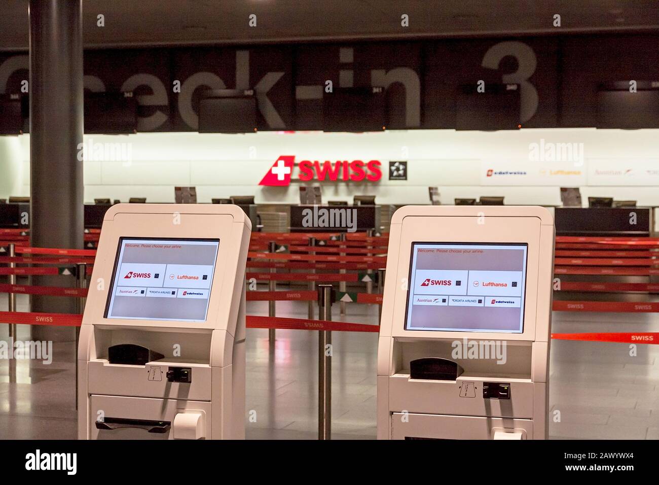 Zürich, Schweiz - 11. Juni 2017: Flughafen Zürich, Check-in-Automat,  Check-in-Schalter 3 der schweizer Fluggesellschaft im Hintergrund  Stockfotografie - Alamy