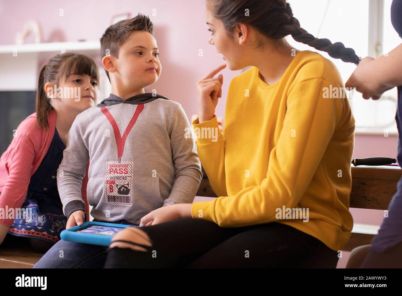 Junge mit Down-Syndrom im Gespräch mit Schwester Stockfoto