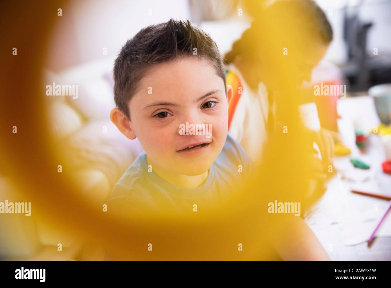 Portrait niedlicher Junge mit Down-Syndrom spielen Stockfoto