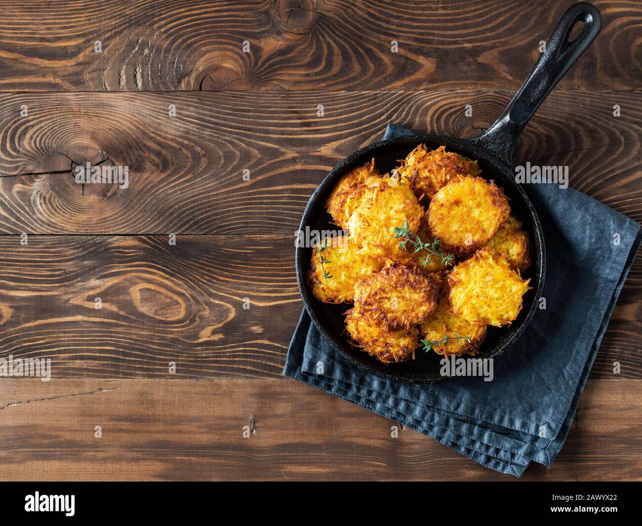 Kartoffeln pfannern Latkes, Flapjacks, hashbraun oder kartoffelvada auf braunem Holztisch. Draufsicht oder flache Lage. Platz für Text kopieren. Stockfoto