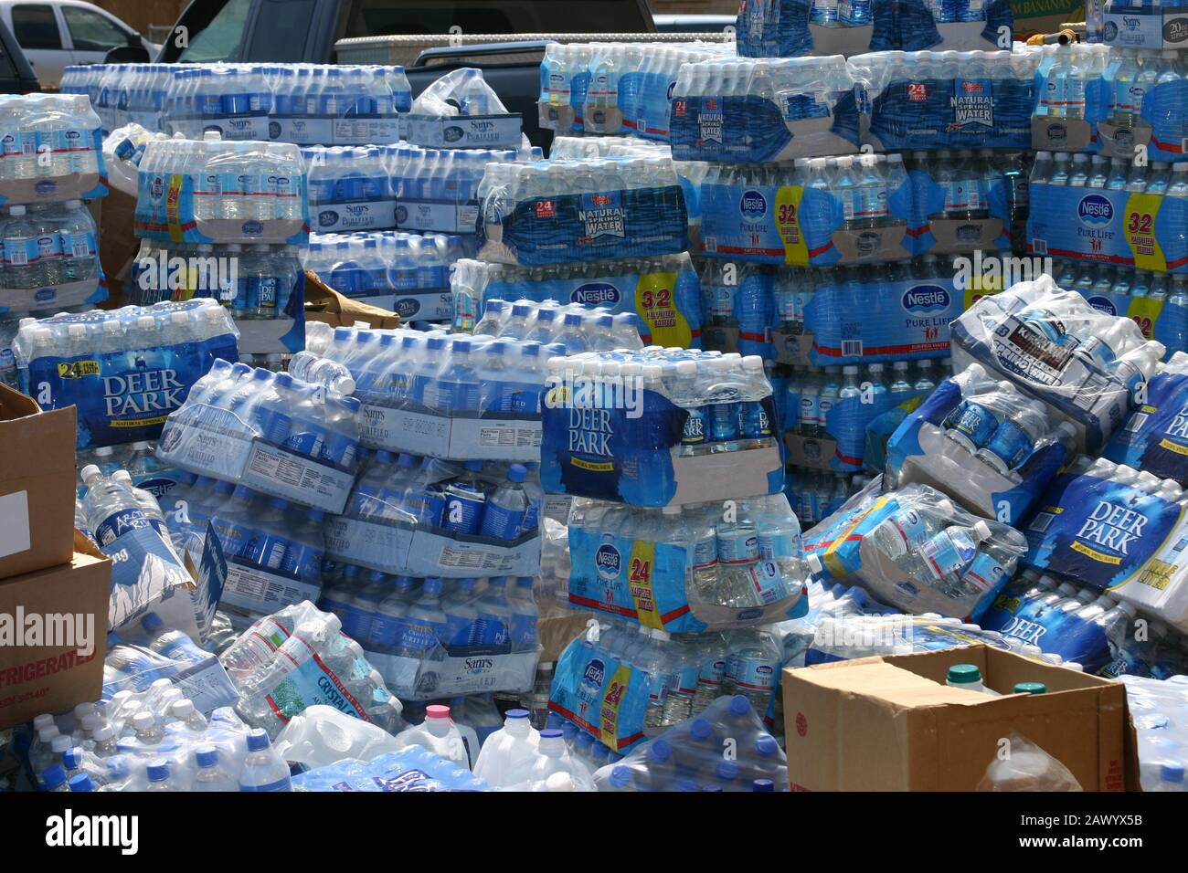 Biloxi, VEREINIGTE STAATEN - 05. September 2005: Viele Plastikwasserflaschen in Paketen auf einem Markt Stockfoto