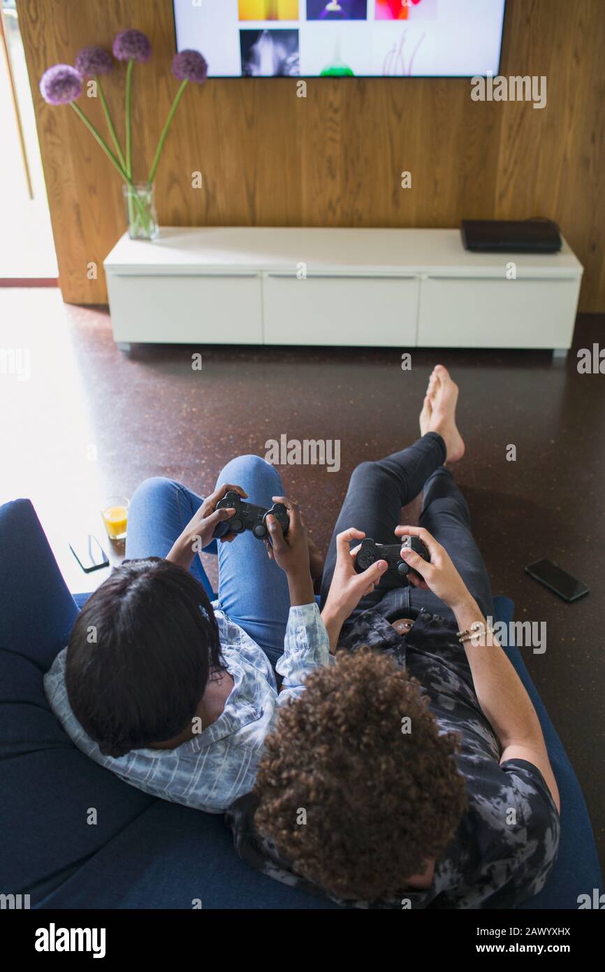 Junges Paar spielen Videospiel im Wohnzimmer Stockfoto