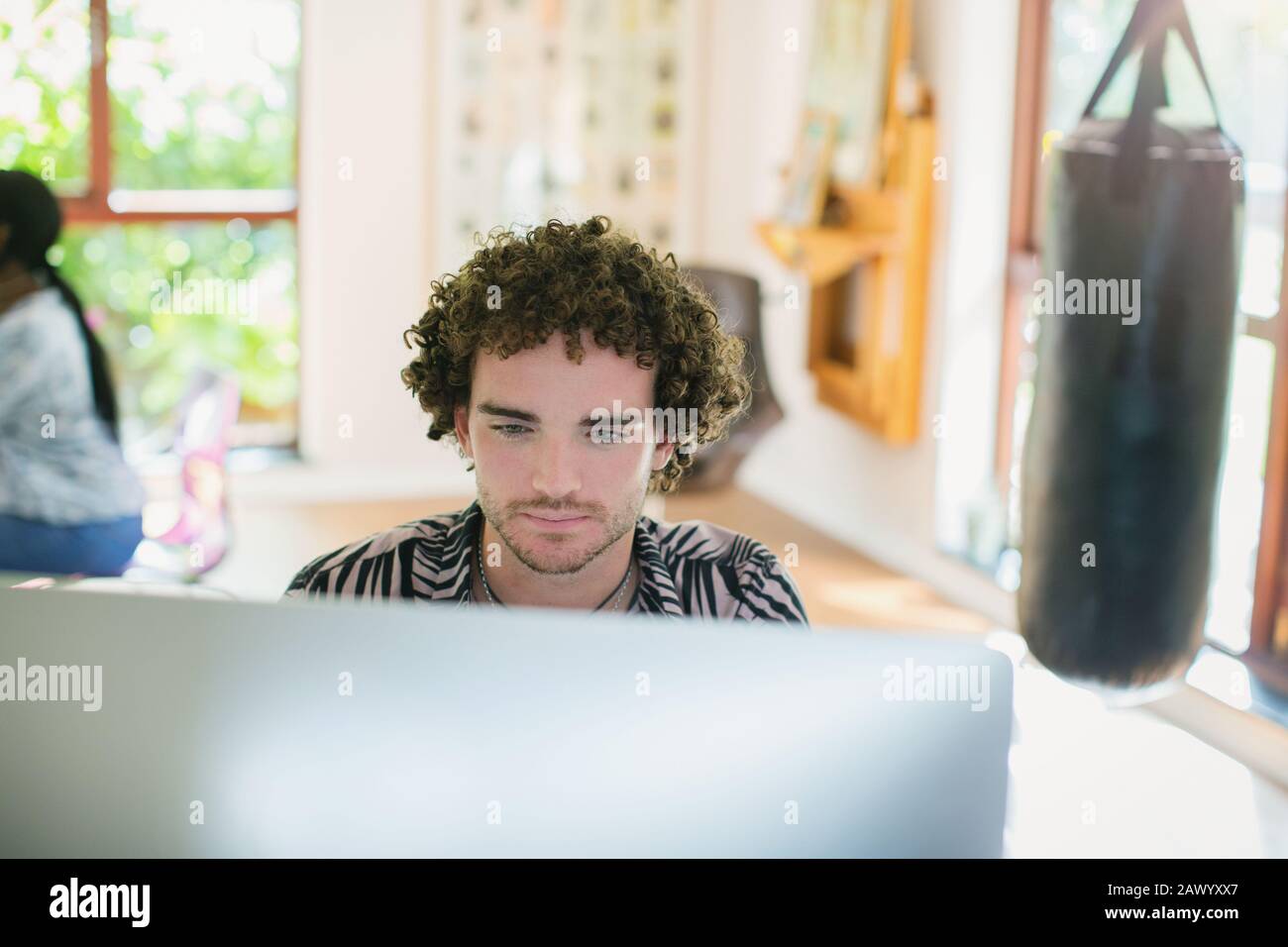 Junger Mann, der im Büro am Computer arbeitet Stockfoto