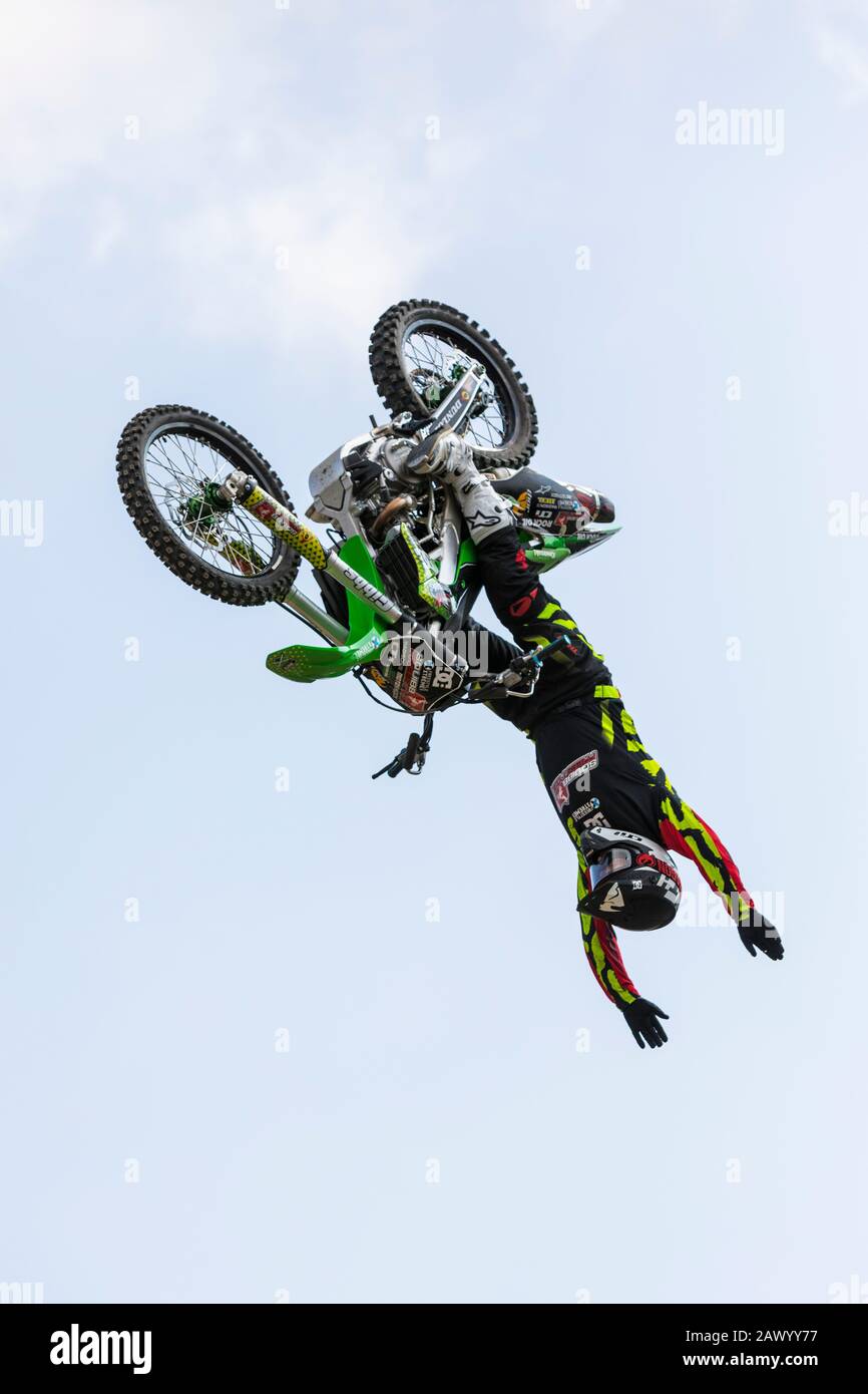 Motorradfahrer, der einen "Hands Off the Bars"-Soulsault während einer Demonstrationsveranstaltung auf dem Goodwood Festival of Speed 2018 durchführt. Stockfoto