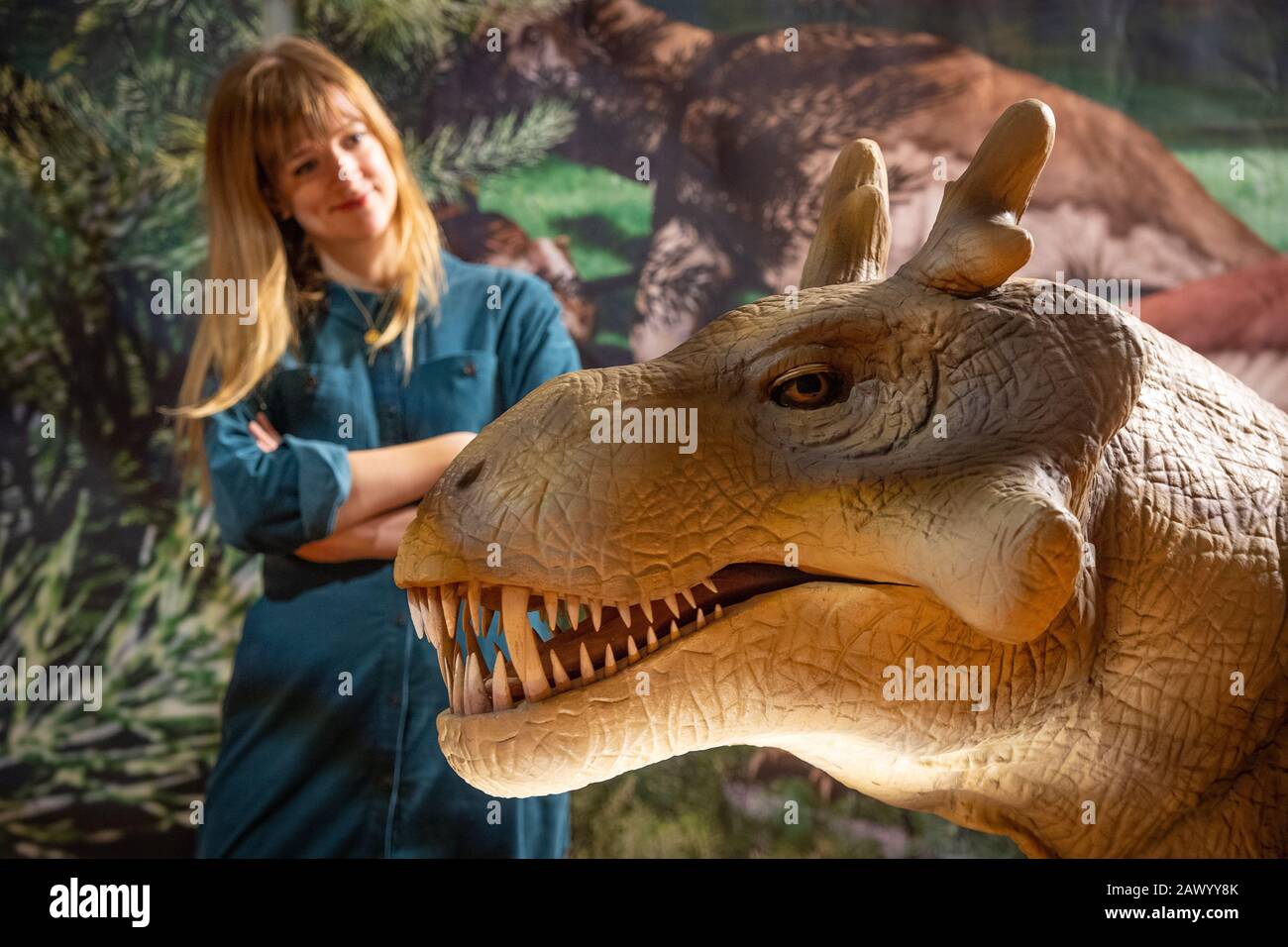 Ausstellungsbeauftragte Kerstin Doble sieht ein animatronisches Modell eines Estemmenosuchus, während der Vorschau für die Ausstellung "Permian Monsters: Life Before the Dinosaurs" des Horniman Museums im Süden Londons. Stockfoto