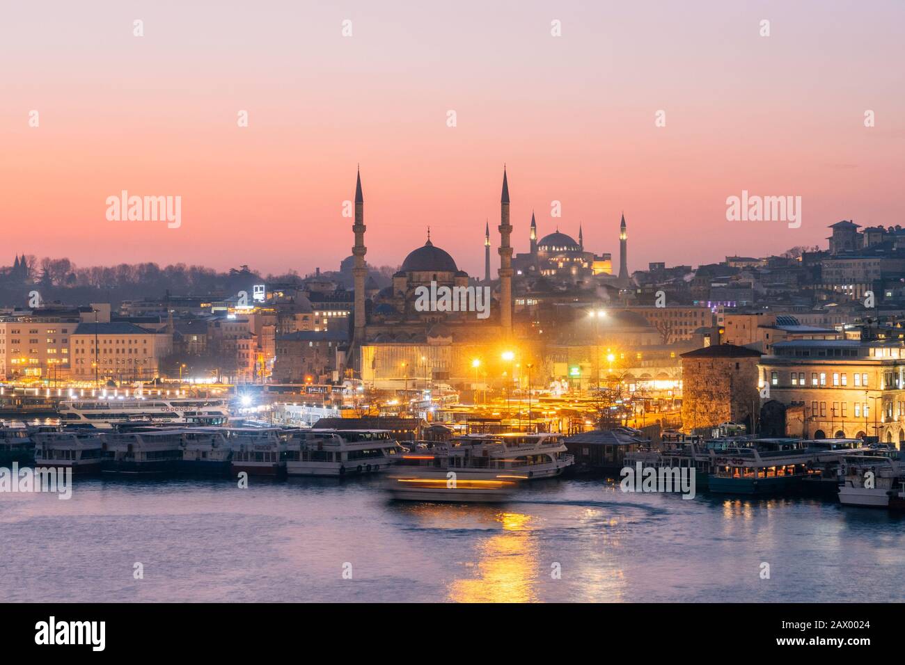 Istanbul, Türkei - 14. Januar 2020: Neue Moschee (Yeni Cami) in der Nacht mit Hagia Sophia (Aya Sofya) hinter dem Goldenen Horn, Istanbul, Türkei, E Stockfoto