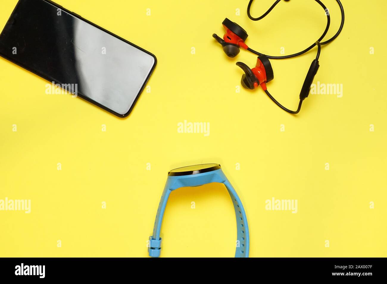 Luftaufnahme von modernen Gadgets mit einer gelben Oberfläche Hintergrund Stockfoto