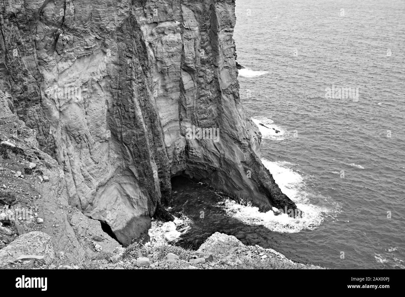 Wellen, die auf einer Klippe mit geologischen Schichten abstürzen (Madeira, Portugal, Europa) Stockfoto