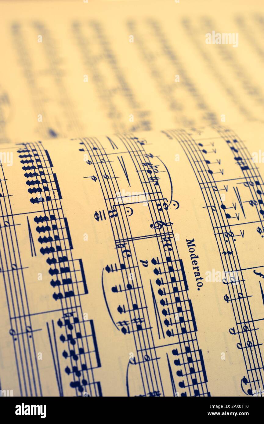 Seiten eines Buches mit Partitur Stockfoto