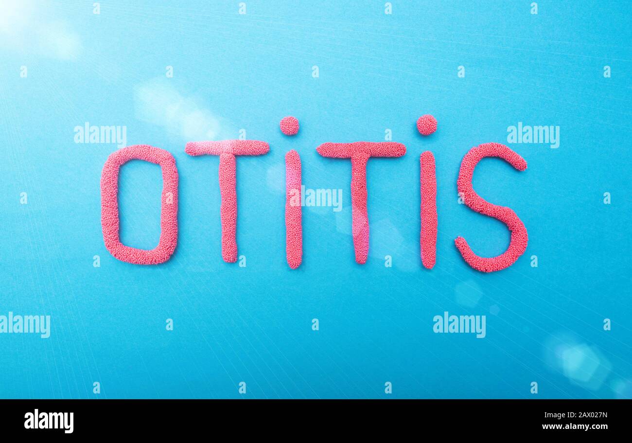 Wortotitis aus roten Buchstaben auf blauem Hintergrund. Das Konzept einer medizinischen Erkrankung des Mittel- oder Innenohrs beim Menschen Stockfoto