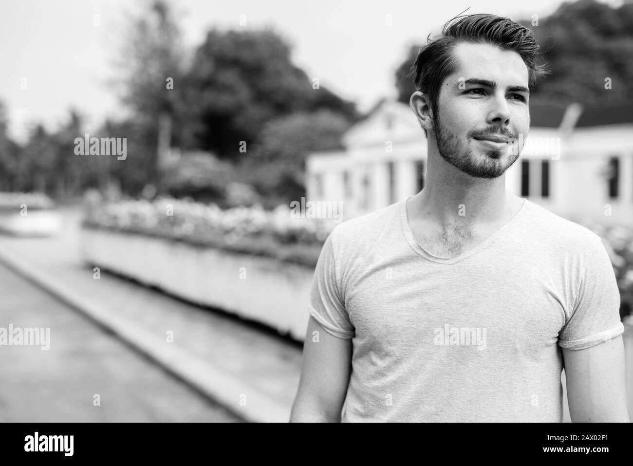 Porträt der jungen gutaussehenden Mann Entspannung im Park Stockfoto