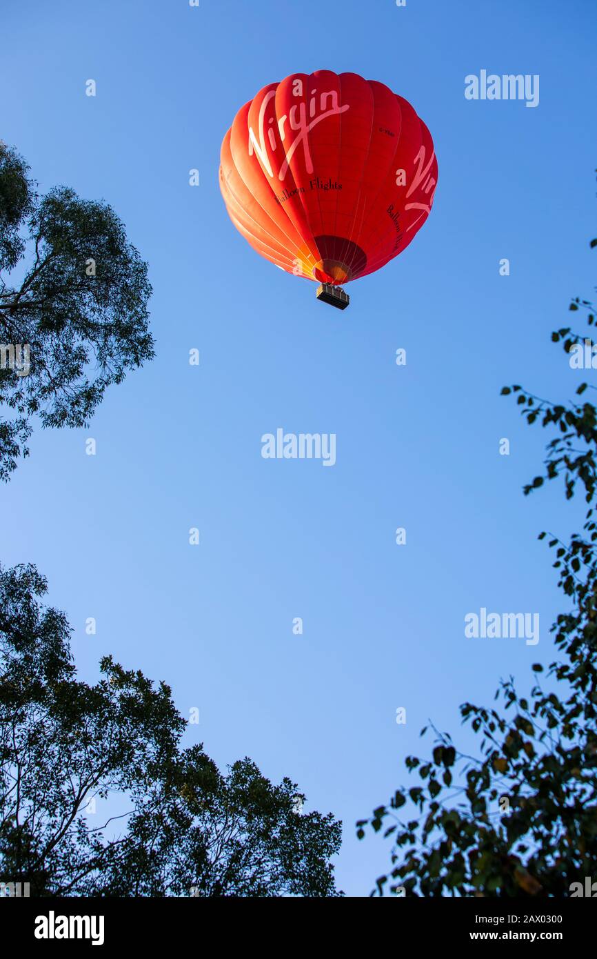 Heißluftballon "Virgin", direkt von unten betrachtet. Stockfoto