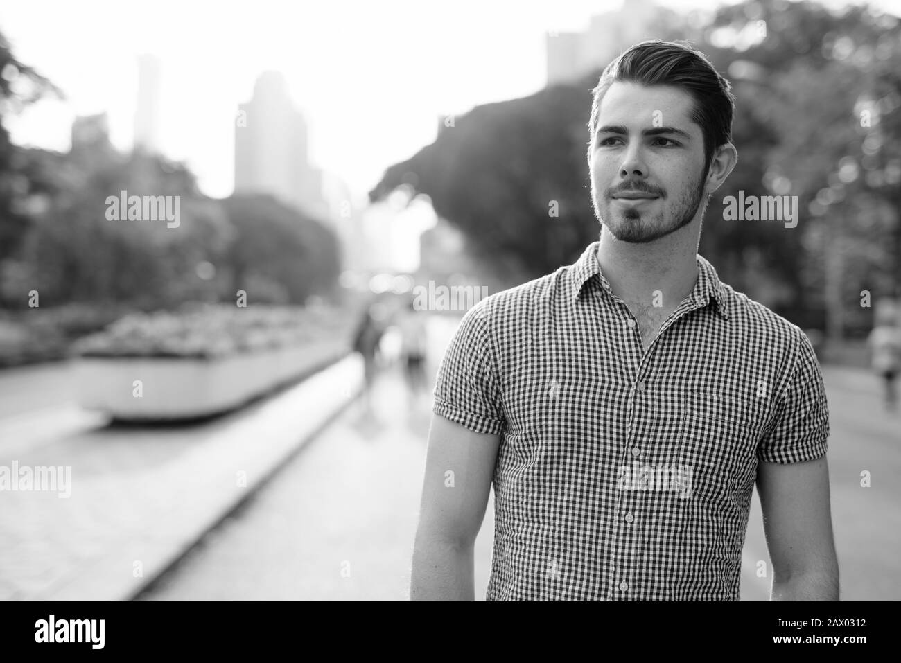 Porträt der jungen gutaussehenden Mann Entspannung im Park Stockfoto