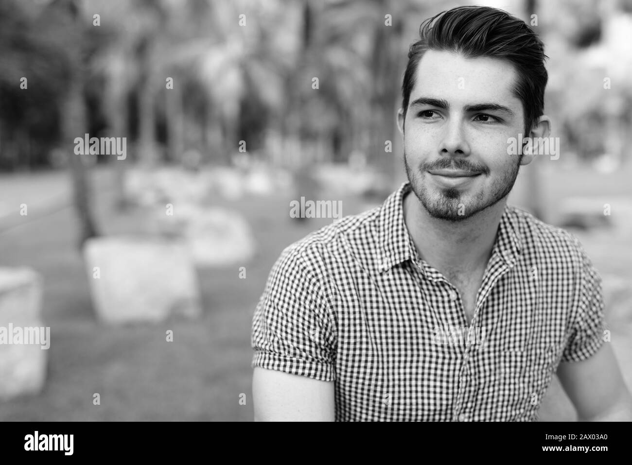 Gesicht der jungen gutaussehenden Mann Entspannung im Park Stockfoto