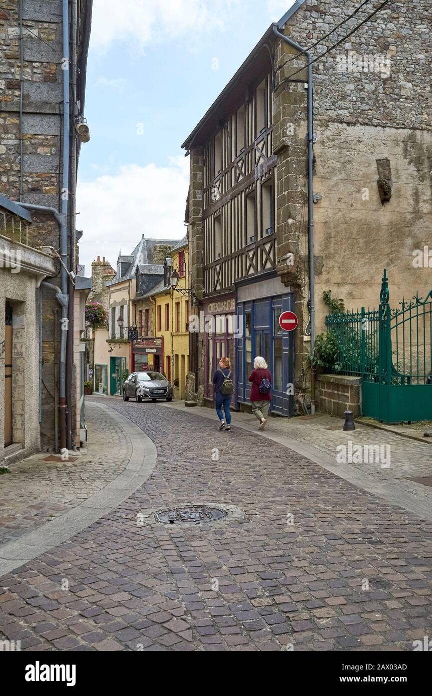 Die historische Stadt Domfront, eine ehemalige Gemeinde im Departement Orne im Nordwesten Frankreichs Stockfoto