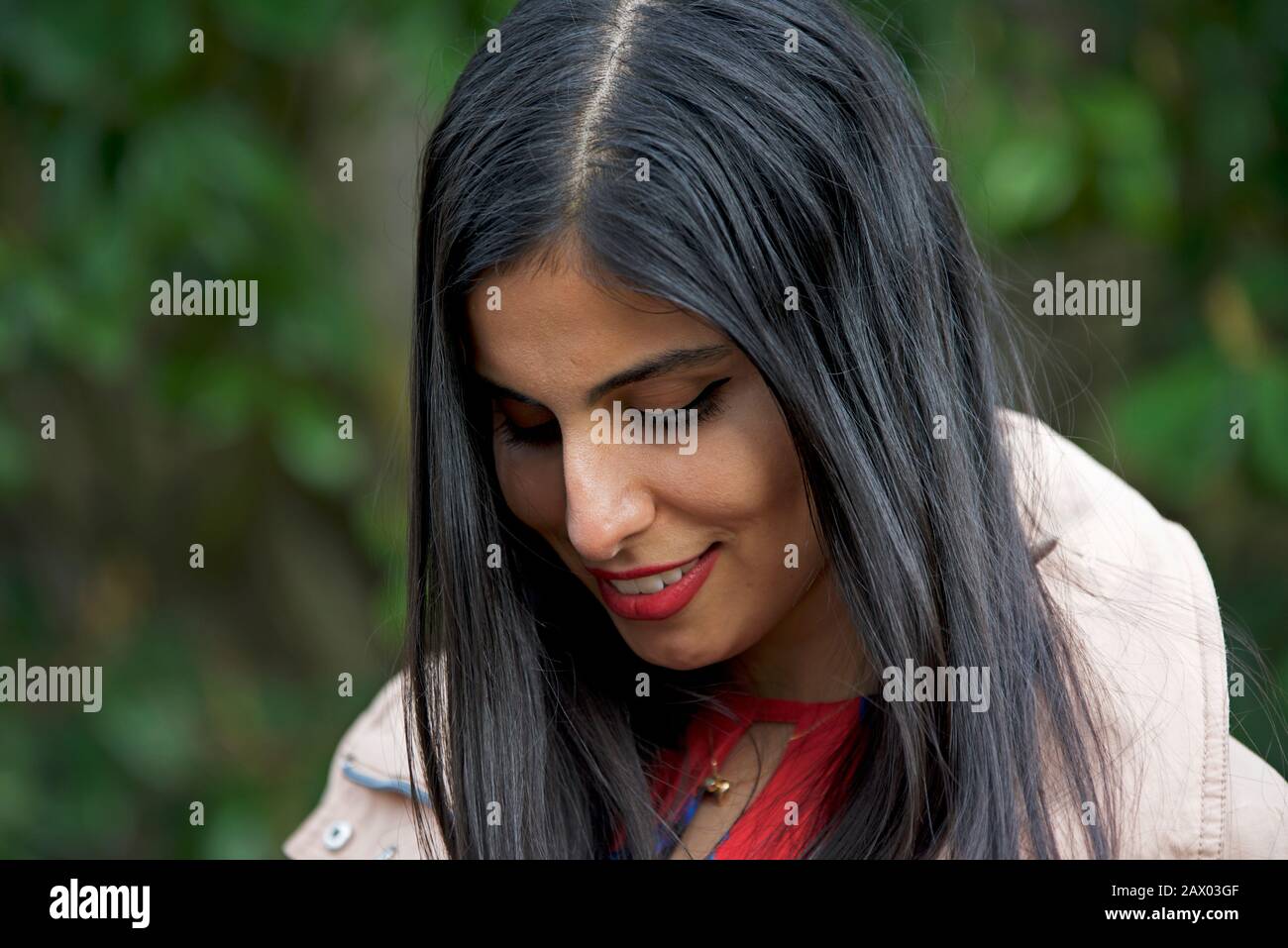 Junge Iranerin in ihren Zwanzigern Stockfoto
