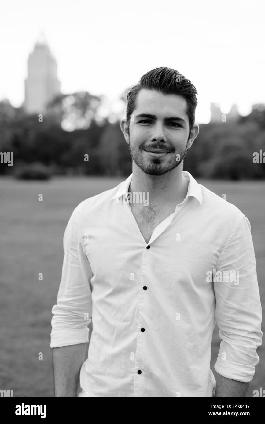 Porträt der jungen gutaussehenden Mann Entspannung im Park Stockfoto