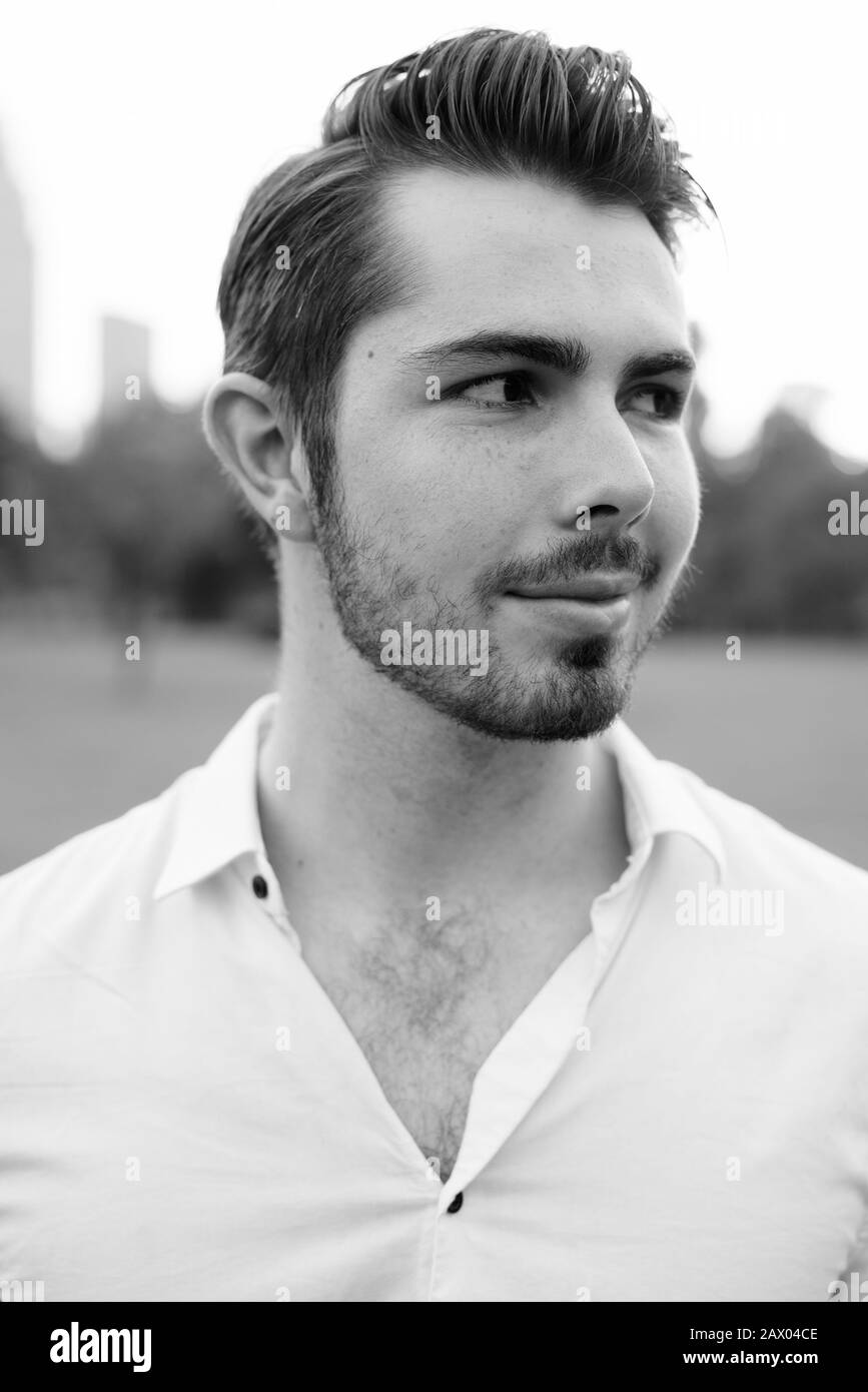 Gesicht der jungen gutaussehenden Mann Entspannung im Park Stockfoto