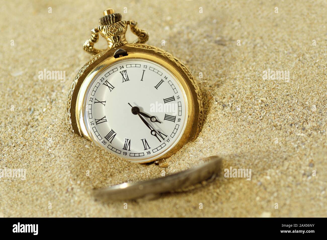 Taschenuhr im Sand - Zeitverpassungskonzept Stockfoto