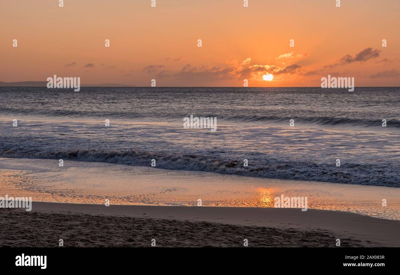 Sonnenaufgang von einem Bournemouth Beach über die Poole Bay und den Ärmelkanal Stockfoto