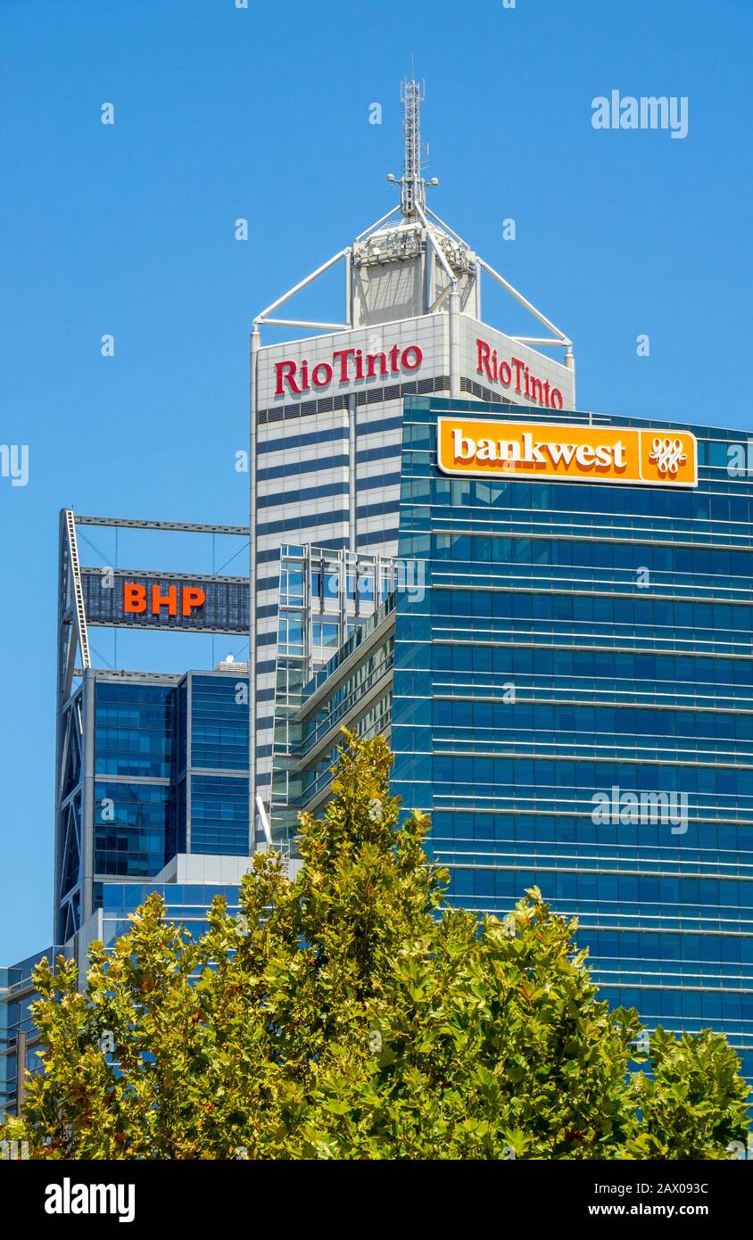 Towers und Wolkenkratzer Hauptsitz der Bergbauunternehmen BHP und Rio Tinto und Bank Bankwest in Perth WA Australien. Stockfoto