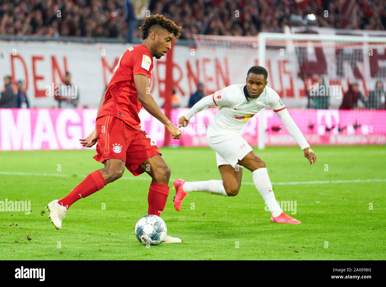 Fußball München - Leipzig, München, 09. Februar 2020. Kingsley COMAN, FCB 29 kämpft um Ball, Tackling, Duell, Kopfball, Zweikampf, Action, Kampf gegen Tyler ADAMS, RB Leipzig FC BAYERN MÜNCHEN - RB LEIPZIG 0-0 - DFL-REGELUNGEN VERBIETEN JEDE VERWENDUNG VON FOTOS als BILDSEQUENZEN und/oder QUASI-VIDEO - 1.Deutsche Fußball-Liga, München, 09. Februar 2020. Saison 2019/2020, Spieltag 21, FCB, München, Red Bull, © Peter Schatz / Alamy Live News Stockfoto