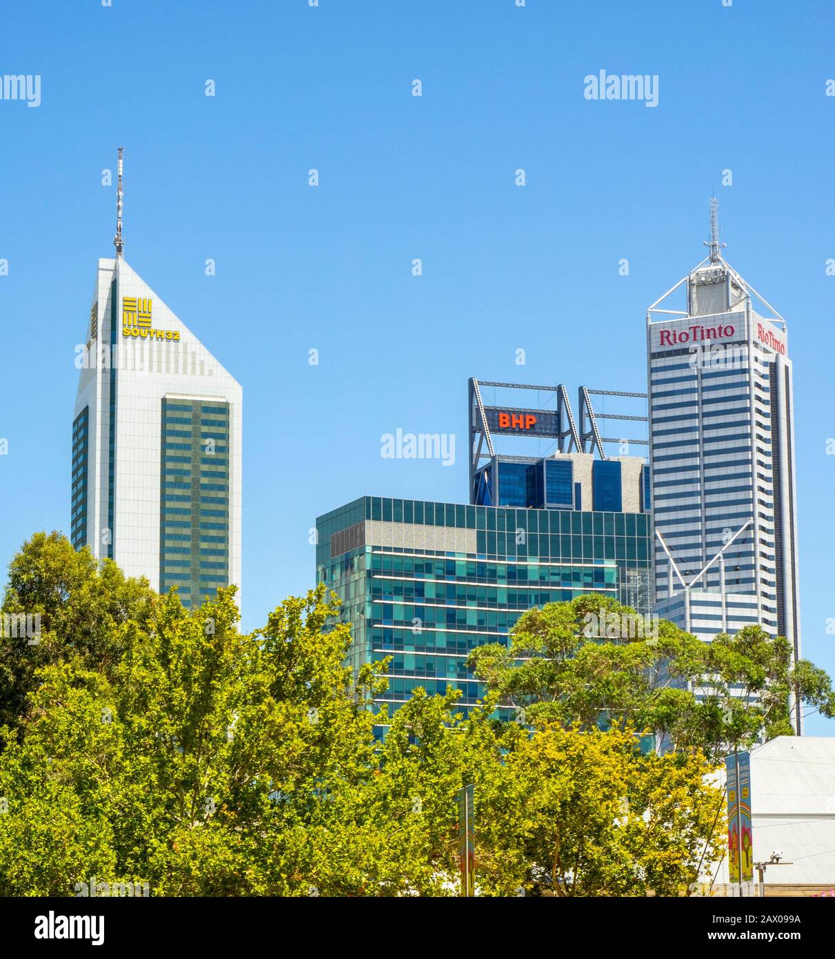 Towers und Wolkenkratzer Hauptsitz der Bergbauunternehmen South 32 BHP und Rio Tinto in Perth WA Australien. Stockfoto