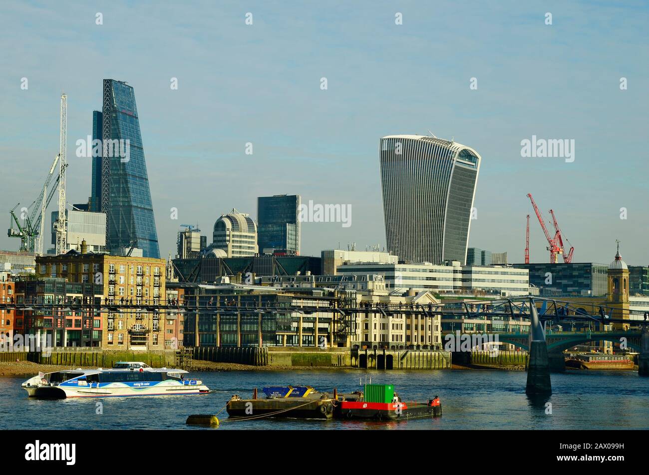 London, Großbritannien - 19. Januar 2016: Skyline mit Skygardenbau, Käsegroter und Millennium Fußgängerbrücke über die Themse Stockfoto