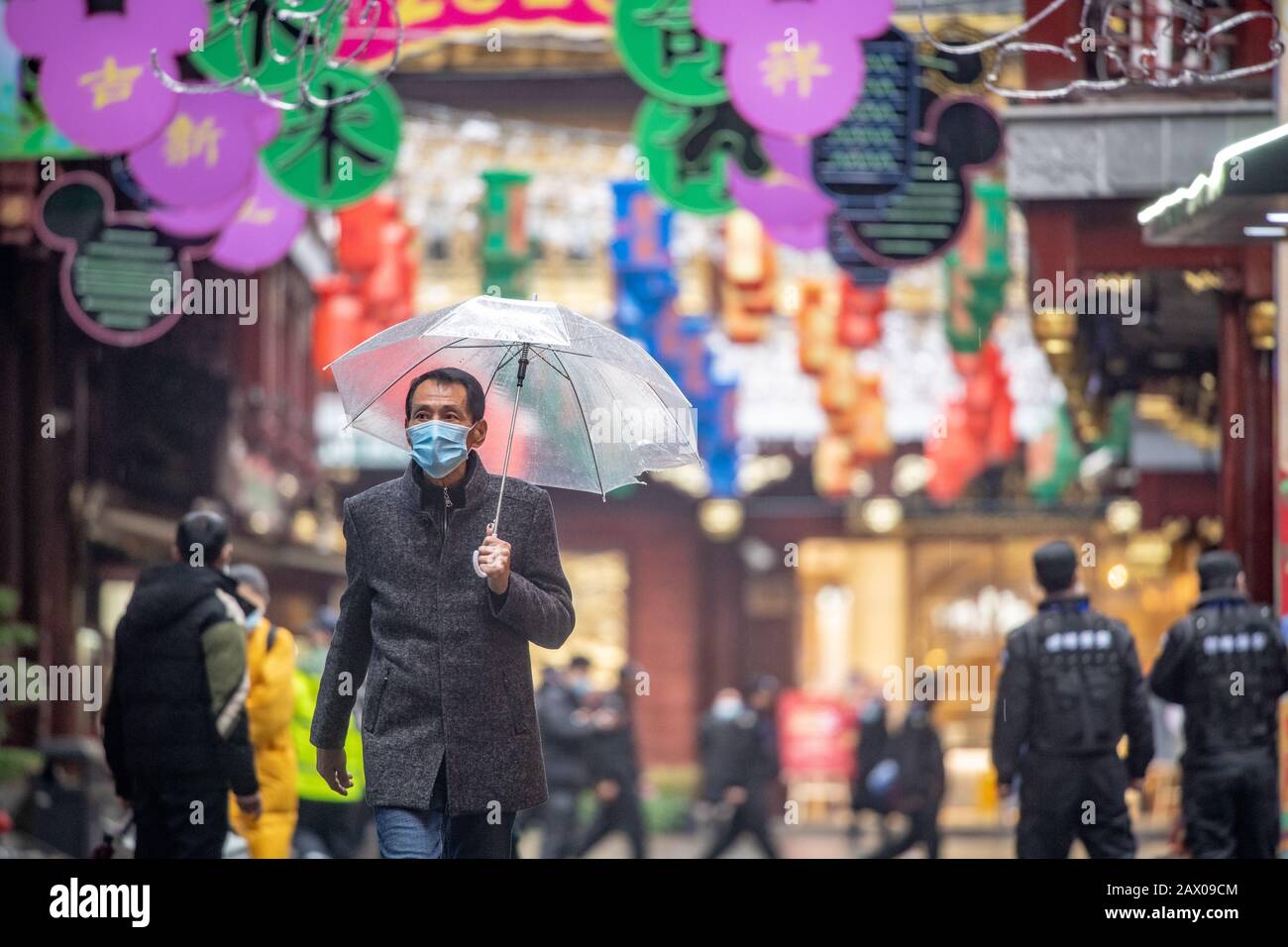 Die Menschen versuchen, ihren Alltag in Gesichtsmasken inmitten des Coronavirus Outbreakes, Shanghai, China, zu leben. Stockfoto