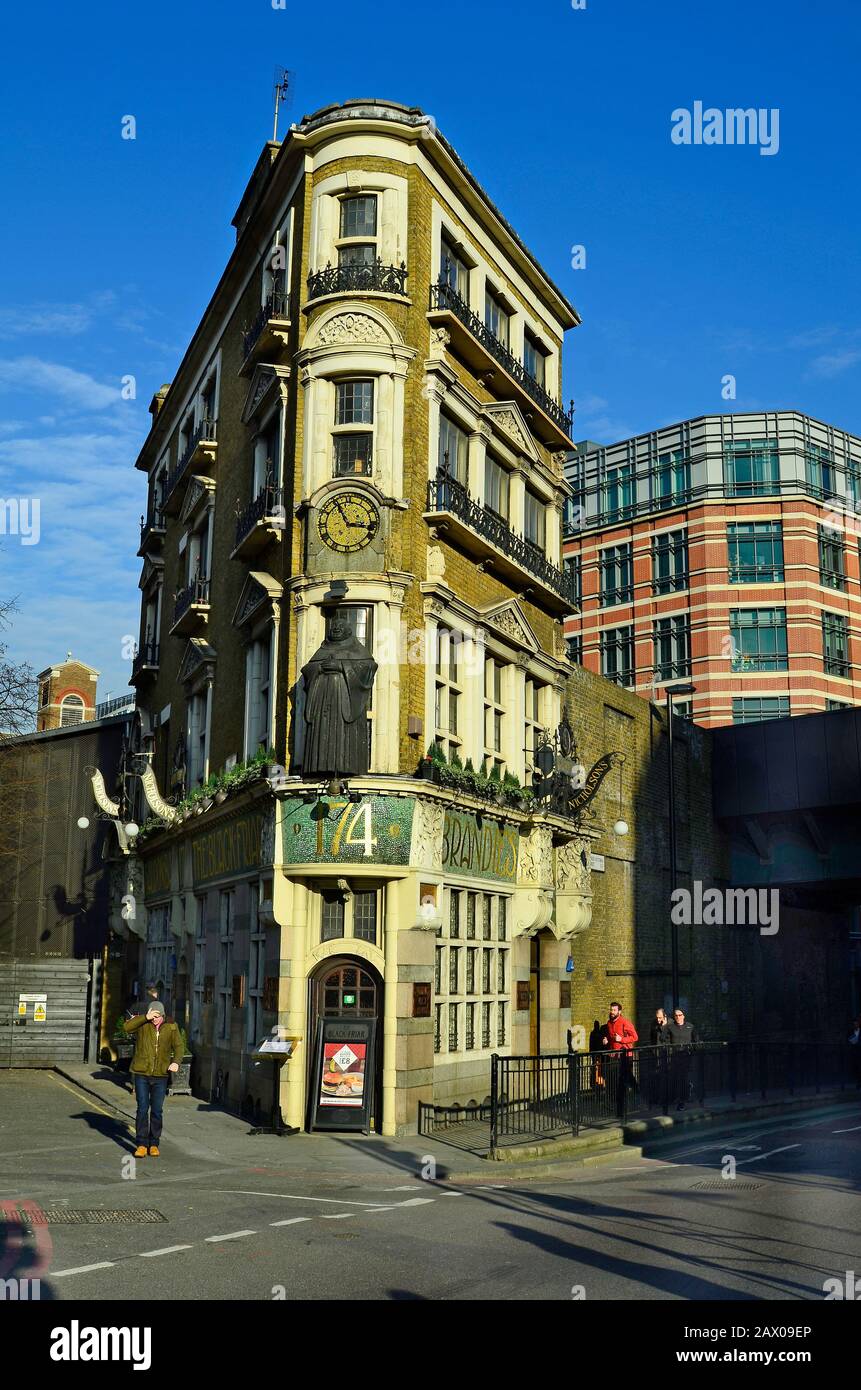 London, Großbritannien - 19. Januar 2016: Unidentifizierte Menschen und Gebäude des Black Friars Pubs auf Blackfriars Bridge Stockfoto