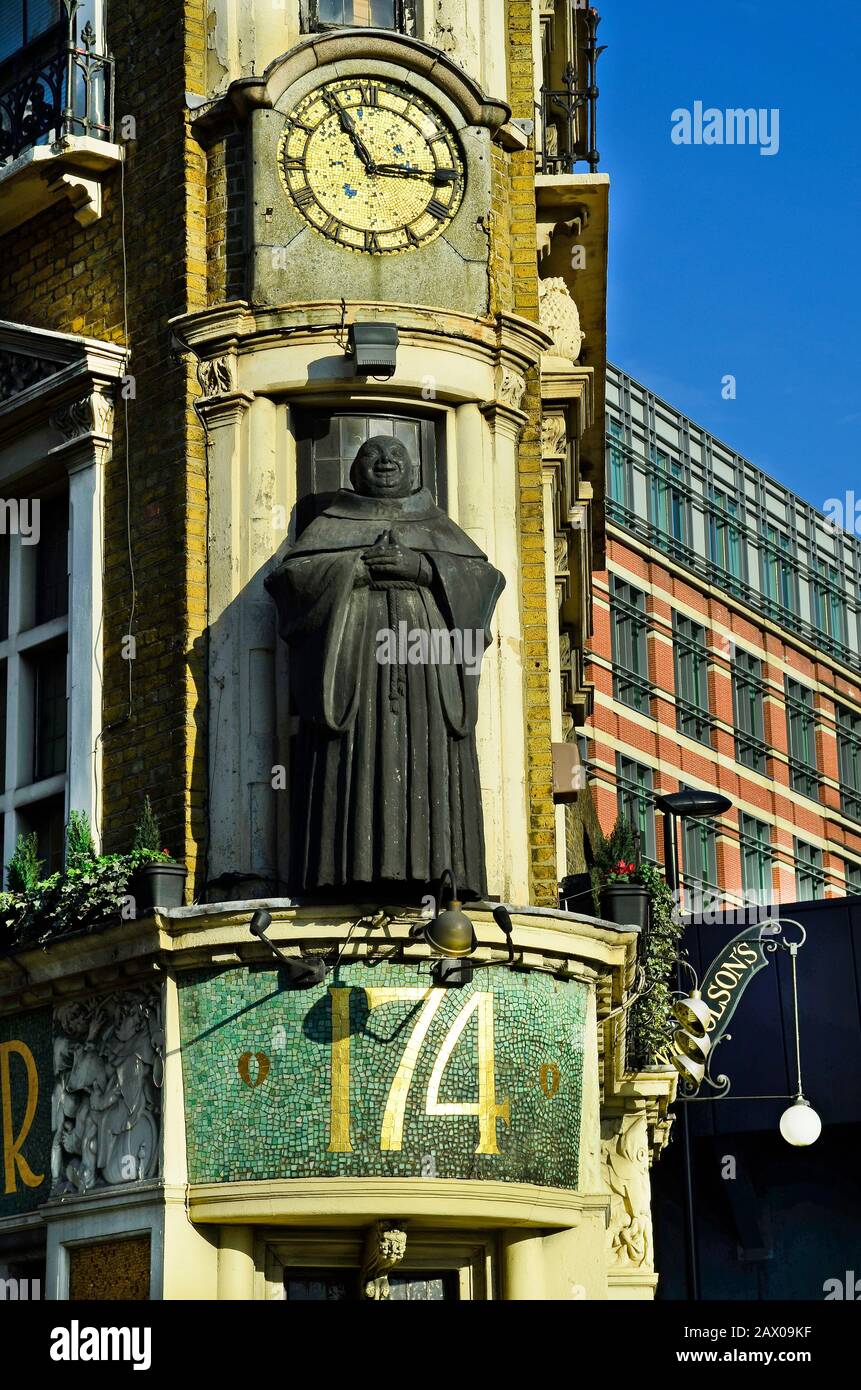 London, Großbritannien - 19. Januar 2016: Skulptur eines Monchs mit dem Namen des traditionellen Pubs - Der schwarze Friar Stockfoto