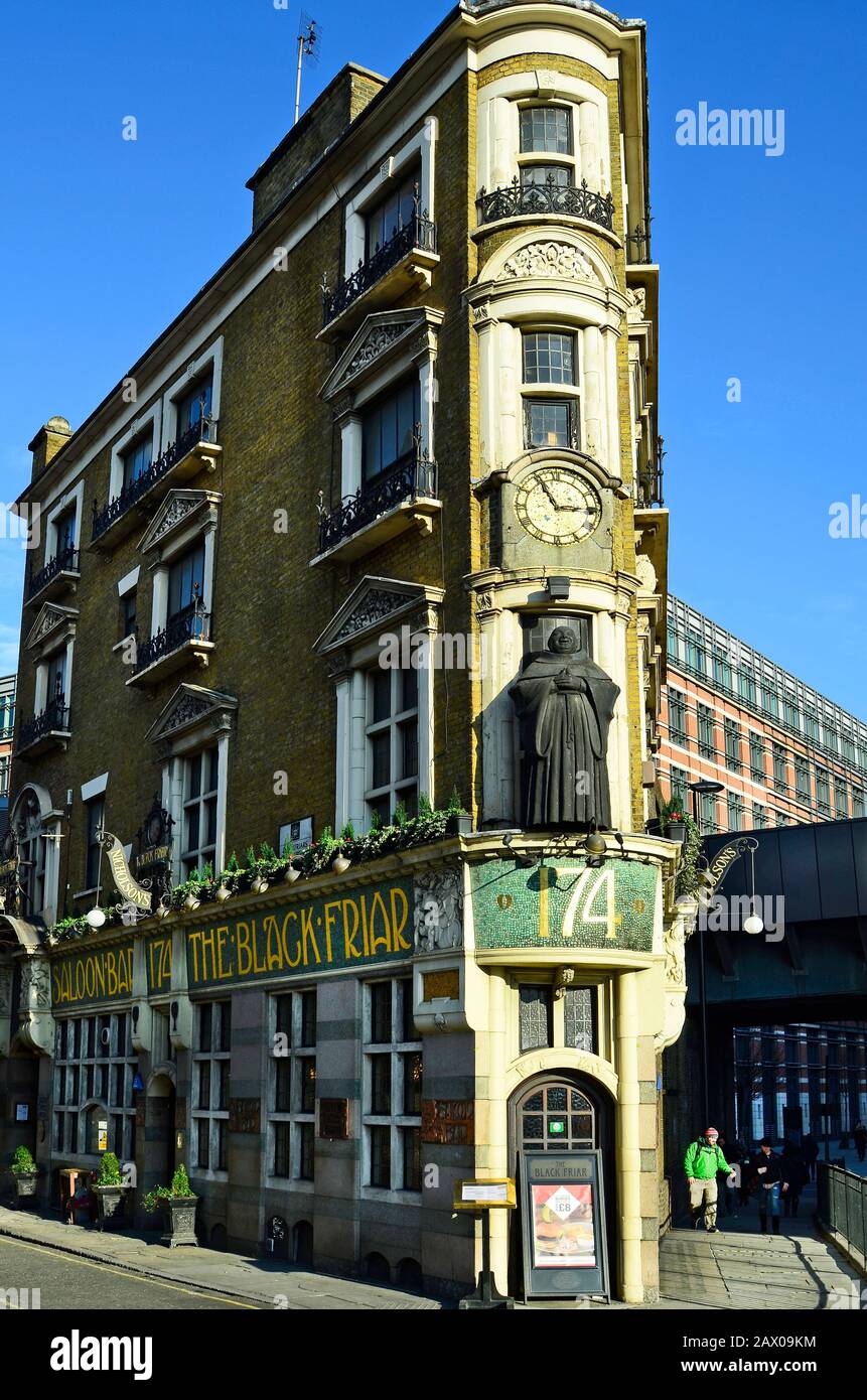 London, Großbritannien - 19. Januar 2016: Traditionelles Pub - The Black Friar - an der Blackfriars Bridge Stockfoto