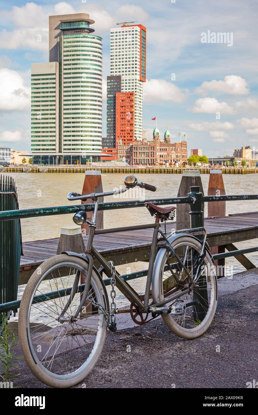 Geparktes Fahrrad vor der Maas in Rotterdam, Niederlande Stockfoto