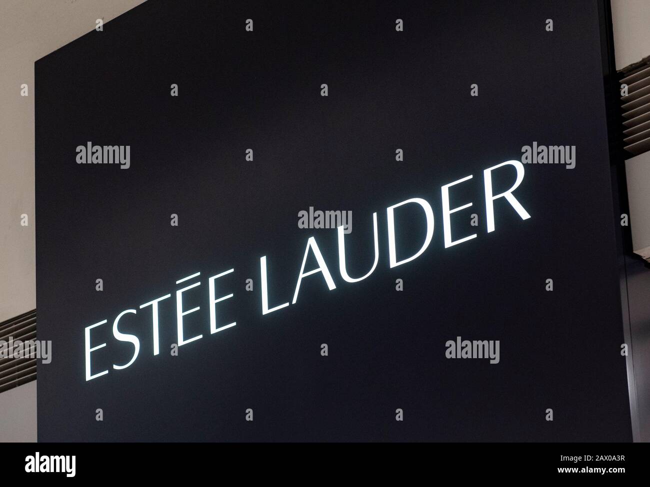 Die amerikanische multinationale Hautpflege- und Kosmetikproduktmarke Estée Lauder Logo ist in Hongkong zu sehen. Stockfoto
