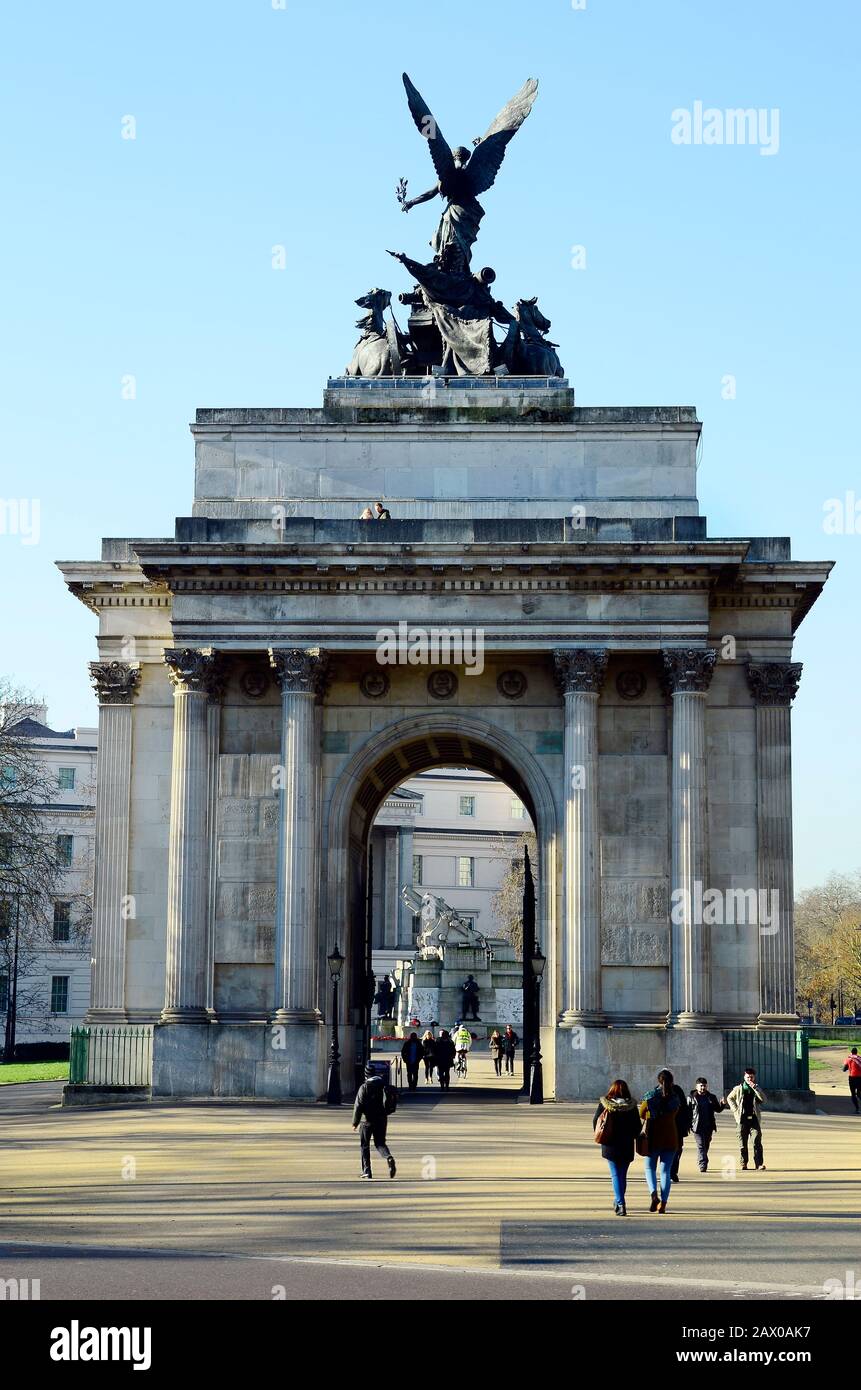 London, Großbritannien - 19. Januar 2016: Nicht identifizierte Menschen und Wellington Arch Memorial Stockfoto
