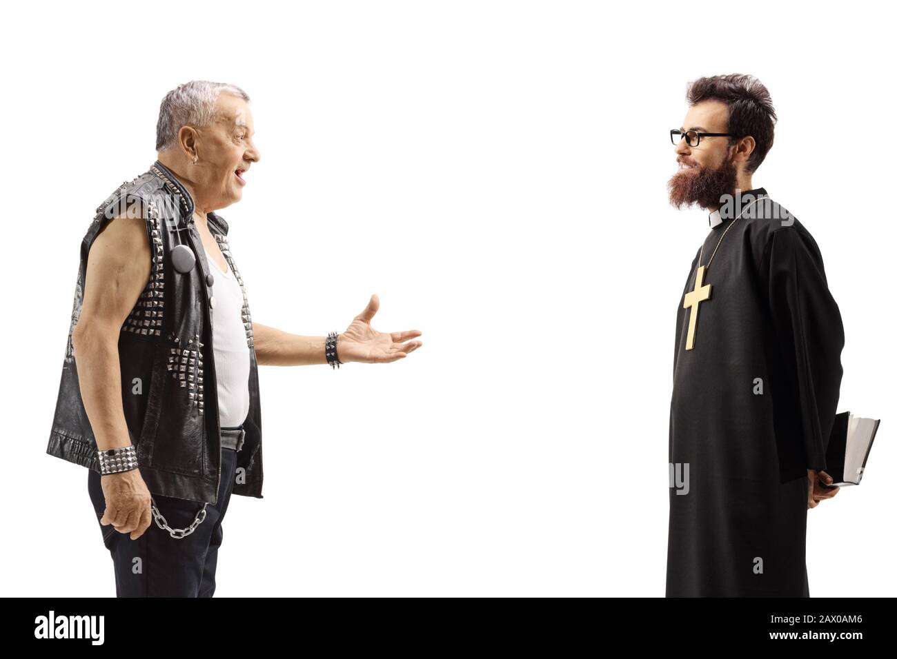 Reifer Punk im Gespräch mit einem auf weißem Hintergrund isolierten Priester Stockfoto