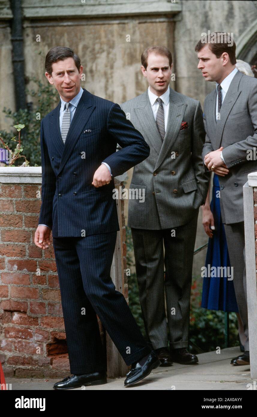 Ltor Prince Charles, Prince Andrew und Prince Edward verlassen St Georges Chapel, Windsor Castle nach dem Osterdienst, England März 1991 Stockfoto
