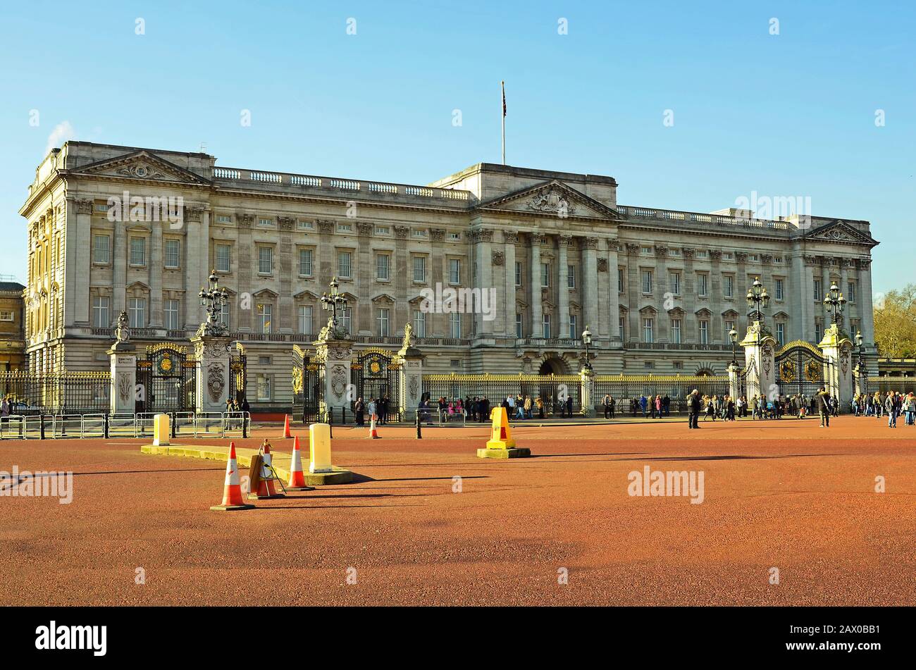 London, Großbritannien - 19. Januar 2016: Nicht identifizierte Menschen und Buckingham Palace Stockfoto