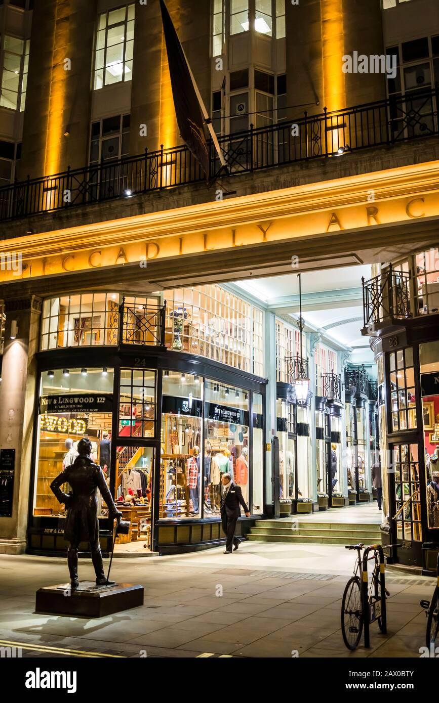 Piccadilly Arcade, ein berühmtes Wahrzeichen, das zwischen der Piccadilly und der Jermyn Street verläuft, wurde im Jahr 1909 eröffnet und als denkmalgeschütztes Gebäude bezeichnet. IT-Abteilung Stockfoto
