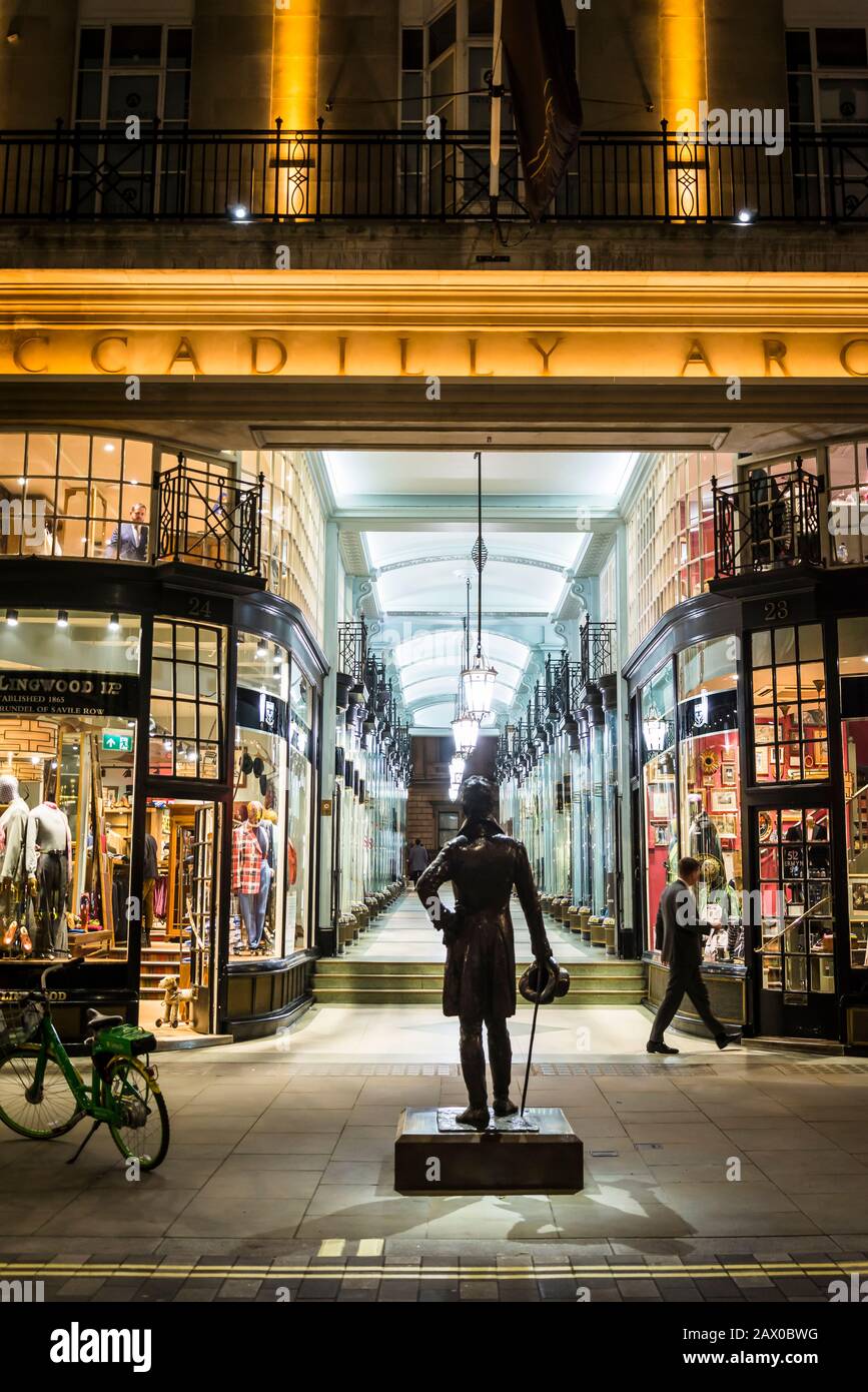 Piccadilly Arcade, ein berühmtes Wahrzeichen, das zwischen der Piccadilly und der Jermyn Street verläuft, wurde im Jahr 1909 eröffnet und als denkmalgeschütztes Gebäude bezeichnet. IT-Abteilung Stockfoto
