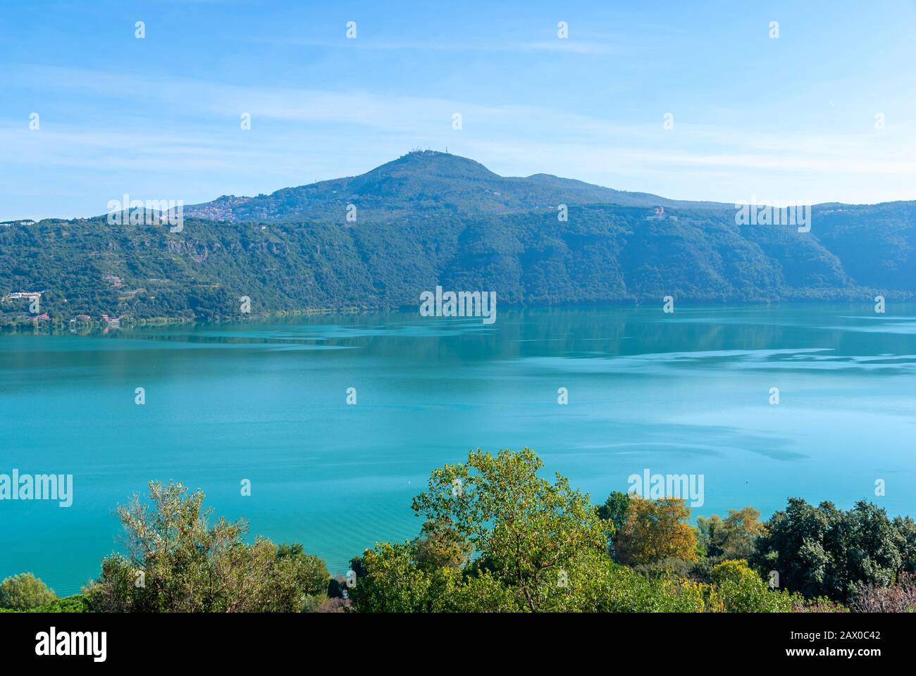 Blick auf den Albaner See von der Stadt Castel Gandolfo, in den Albaner ...