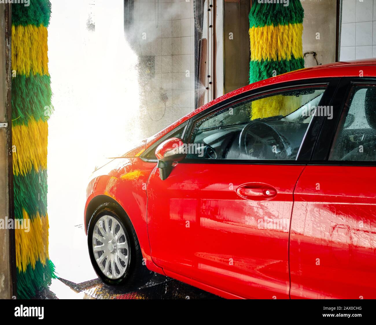 Automatische rote Maschinenwäsche Stockfoto